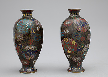 365123. VASER, ett par, cloisonné, Kina, 1900-talets början.