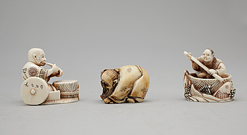 366171. NETSUKE, 3 st, ben, Japan, 1900-tal.