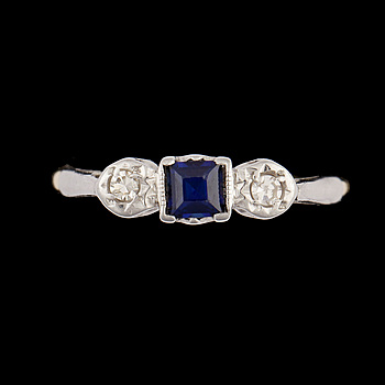 367504. RING 18k guld och platina med safir ca3,5x3,5mm och 2 åttkantsslipade diamanter tot ca0,60ct. Vikt 2,3g.