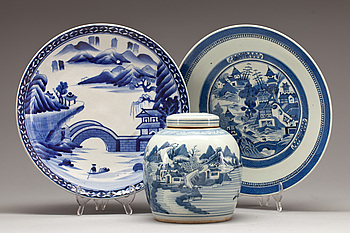 368299. LOCKBOJAN samt 2 FAT, porslin, Kina, 1900-tal.