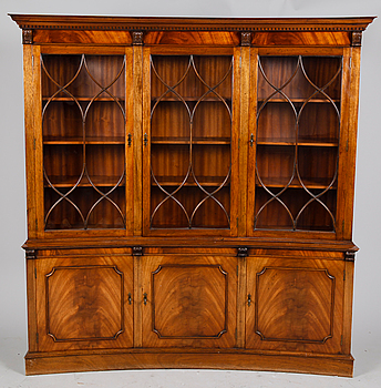 368788. VITRINSKÅP, England, 1900-tal.