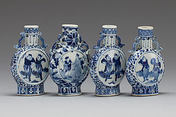 370305. PILGRIMSFLASKOR, 4 st, porslin, Kina, sen Qing-dynasti, 181900-tal.