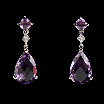 370440. ÖRHÄNGEN, ett par, 18k vitguld med ametister och små diamanter. 2000-tal. Vikt 3,9g.