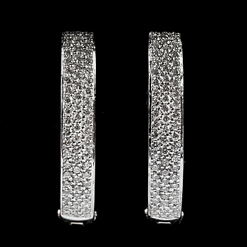 370445. ÖRHÄNGEN, ett par ovala ringar, 18k vitguld, briljantslipade diamanter tot ca0,50ct. Vikt 5,3g.