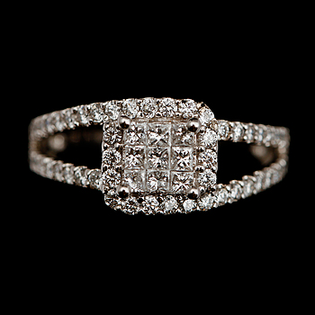 371170. RING, 14 k vitguld, princess och briljantslipade diamanter , tot ca 1.0 ct.