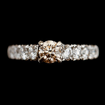 371185. RING, 14 k vitguld, briljanter, tot. ca 1.35 ct.