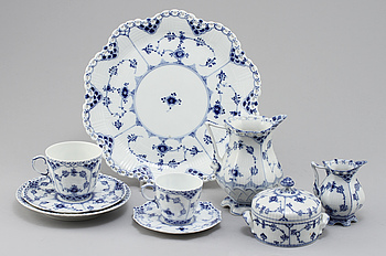371357. KAFFESERVISDELAR, 42 st, porslin, Helblond Musselmalet, Royal Copenhagen, 1900-tal.