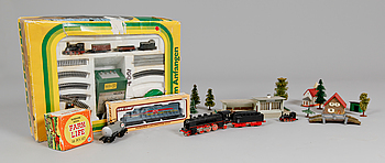 373027. SAMLING MINIATYRJÄRNVÄGSFÖREMÅL, 1900-talets andra hälft.