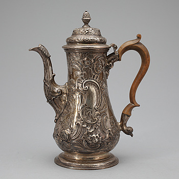 373509. KAFFEKANNA, silver, rokokostil, London 1886. Total vikt ca 900 gr.