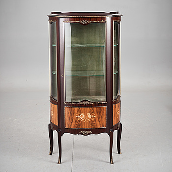 373682. VITRINSKÅP, rokokostil, 1900-talets andra hälft.