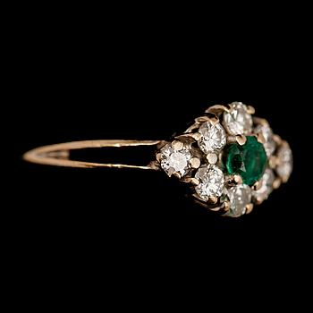 375333. RING, 18 k vitguld, med smaragd samt 8 briljanter.