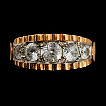 375819. RING, 18 k rödguld, med 5 fasetterade vita stenar, 1954. Total vikt ca 3 g.