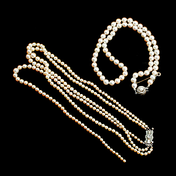 375834. COLLIER, 2 st, odlade pärlor, silverlås, 1900-talets mitt.