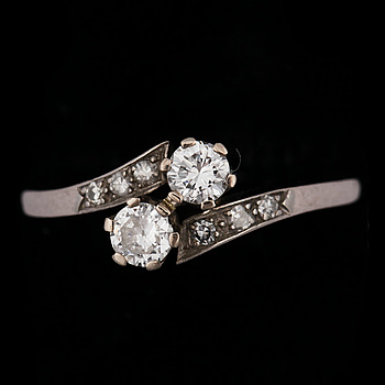 377981. RING, syskonring, 18k vitguld med två briljantslipade diamanter tot ca 0,32 ct. Vikt ca 2,8 gram.