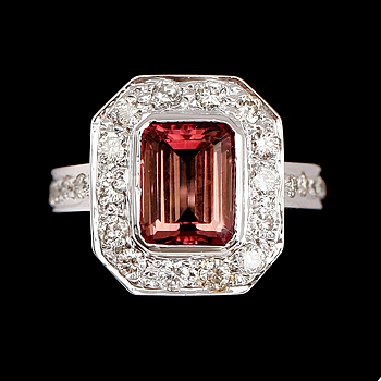378010. RING, 18 k vitguld, rosa turmalin ca 4,0 ct, briljantslipade diamanter ca 1,0 ct.