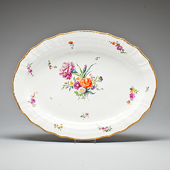 379898. SERVERINGSFAT, porslin, Sachsisk blomst, Royal Copenhagen. Omkring 1900.