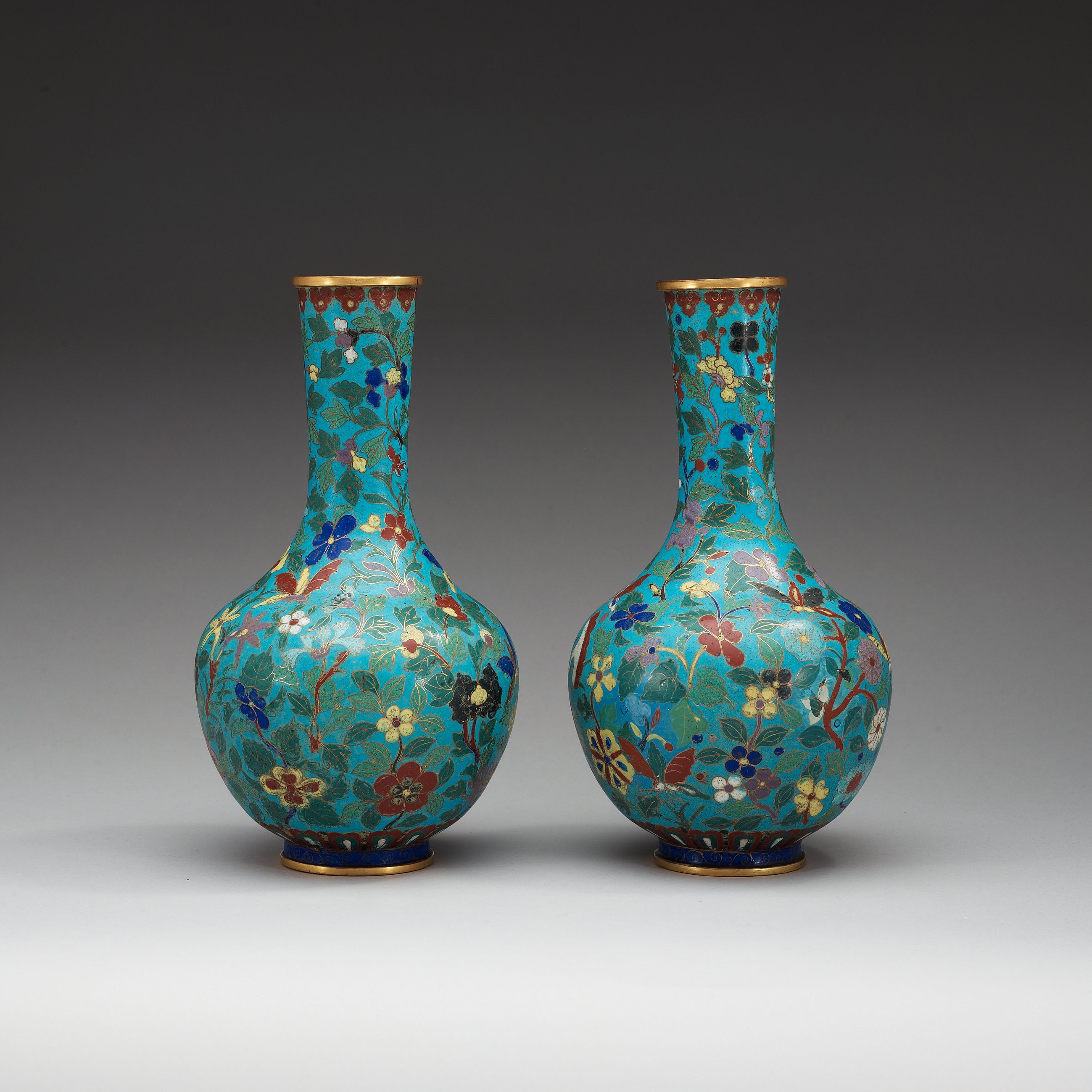 A pair of cloisonné vases, Qing dynasty. Bukowskis
