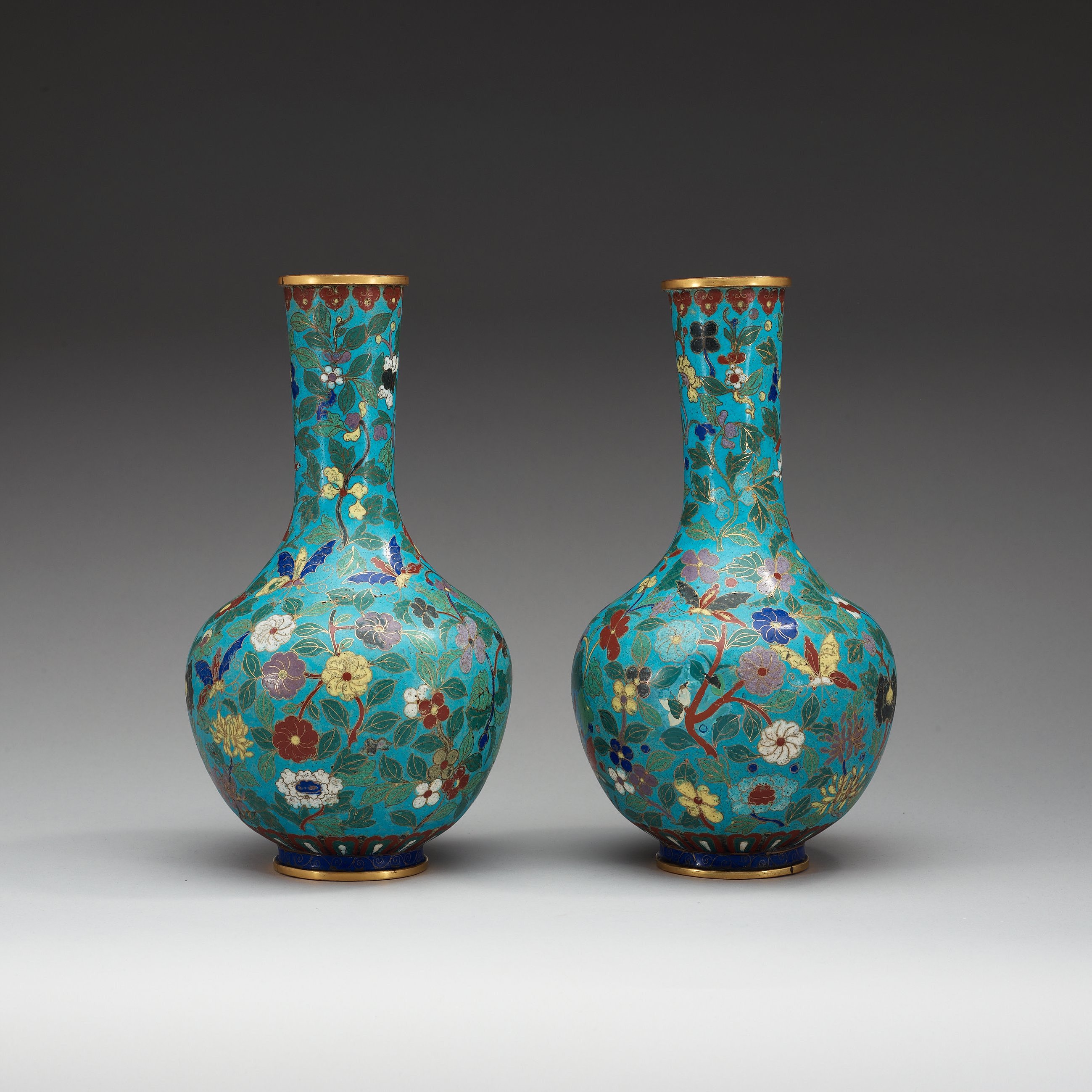 A pair of cloisonné vases, Qing dynasty. Bukowskis