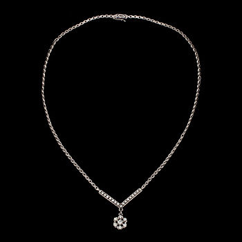 381097. COLLIER, 18k vitguld med 24 briljantslipade diamanter, tot ca 1.32 ct, importstämplat. Vikt 20 g.