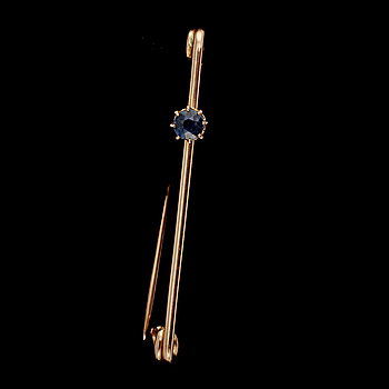 381185. BROSCHNÅL, 14k guld med fasettslipad blå safir, 1900-talets mitt. Vikt 3 g.