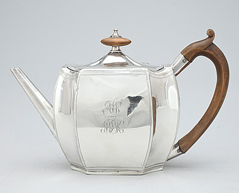 381510. TEKANNA, silver, William Abdy, London 1798. Vikt ca 490 gram.
