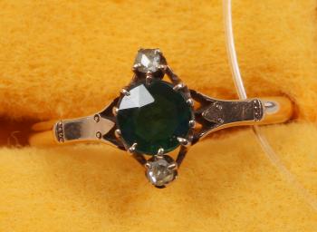 38247. RING, rött guld med turmalin och två små diamanter.