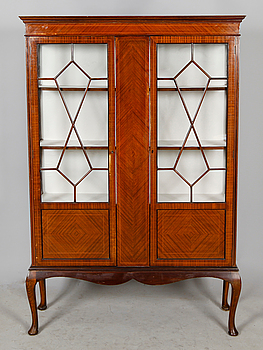 384438. VITRINSKÅP, England, 1900-talets andra hälft.