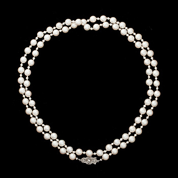 385379. PÄRLCOLLIER, lås av 18K vitguld med diamant.