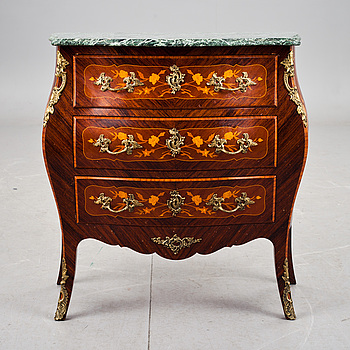 386581. BYRÅ, rokokostil. 1900-talets andra hälft.