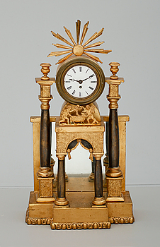 386826. BORDSPENDYL, senempire, 1800-talets första hälft.