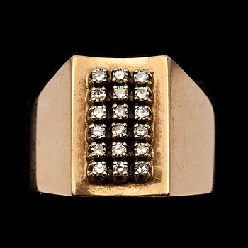 387745. RING, 18 k guld med 18 små diamanter.