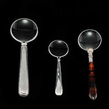 387819. FÖRSTORINGSGLAS, 3 st, varav 2 st i silver, bl a England, 1900-talets första hälft.