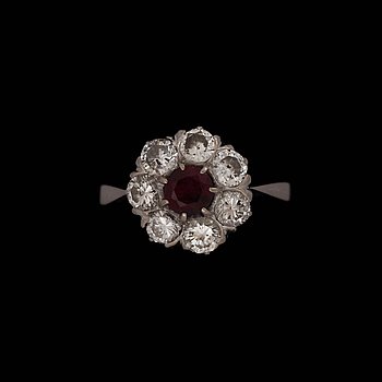 62. RING, rubin och briljantslipade diamanter, tot. ca 1.20 ct.