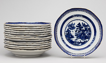 389865. TALLRIKAR, 14 stycken, porslin, Kina. Qing dynastin, 1800-tal.