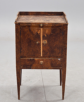 390258. POTTSKÅP, sengustavianskt, omkring 1800.