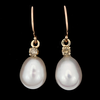 390796. ÖRHÄNGEN, ett par, 14k guld med droppformade odlade saltvattenspärlor o cognacsfärgade diamanter tot ca0,10ct. 2000-tal.