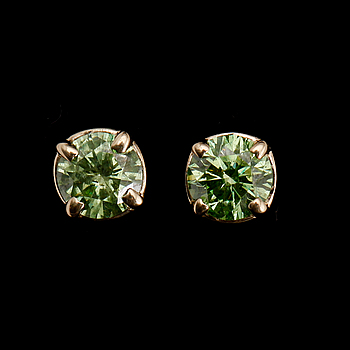 391156. ÖRHÄNGEN, 1 par, 14 k guld, med gröna briljantslipade diamanter 0.53 ct.