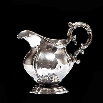 391898. MJÖLKKANNA, silver. Nyrokoko, 1800-talets andra hälft. Otydliga stämplar. Ca 125 g.