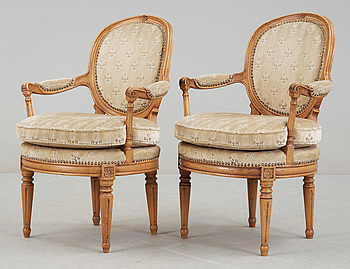 392064. KARMSTOLAR, ett par, Gustaviansk stil, 1900-talets första hälft.