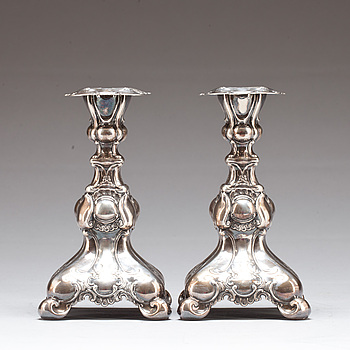 393100. LJUSSTAKAR, ett par. Silver, barockstil G.A.B. 1948-49.