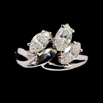 393117. RING, 14 k vitguld, med 3 markisslipade briljanter tot ca 1.50 ct.