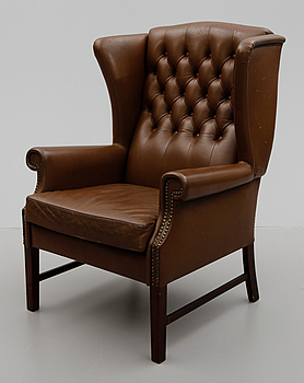 394896. ÖRONLAPPSFÅTÖLJ, 1900-talets mitt.