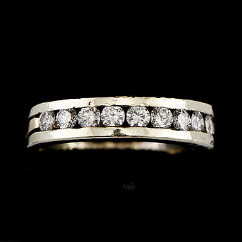 397305. RING, 14k guld med 9 briljantslipade diamanter, tot 0.68 ct, 2000-tal. Vikt 6 g.