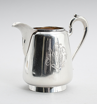 398576. GRÄDDKANNA, silver, Ryssland. Vikt 136 gram.