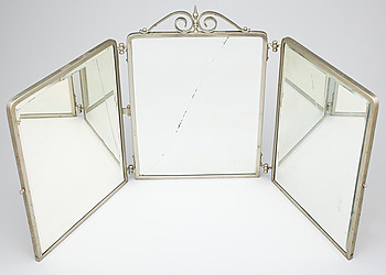 398799. BORDSSPEGEL, vitmetall samt plastliknande material, 1900-talets mitt.