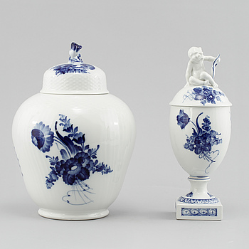 398847. LOCKURNOR, 2 st, porslin, Blå blomst, Royal Copenhagen, 1900-tal.