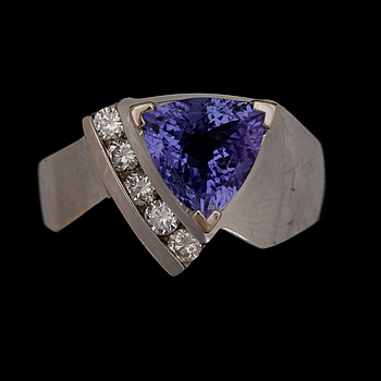 400581. RING, 18k vitguld med tanzanit och 5 briljantslipade diamanter tot ca0,20ct. Vikt 10,7g.