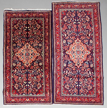 401049. MATTOR, 2 st, Sarouk, old. 145x68 cm resp. 132x66 cm.