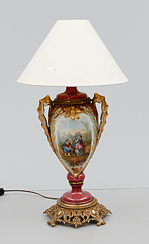 401446. BORDSLAMPA, porslin, sent 1800-tal.