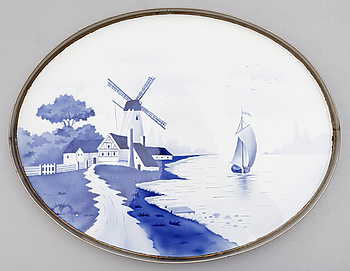 401902. BRICKA, porslin, 1900-talets första hälft.
